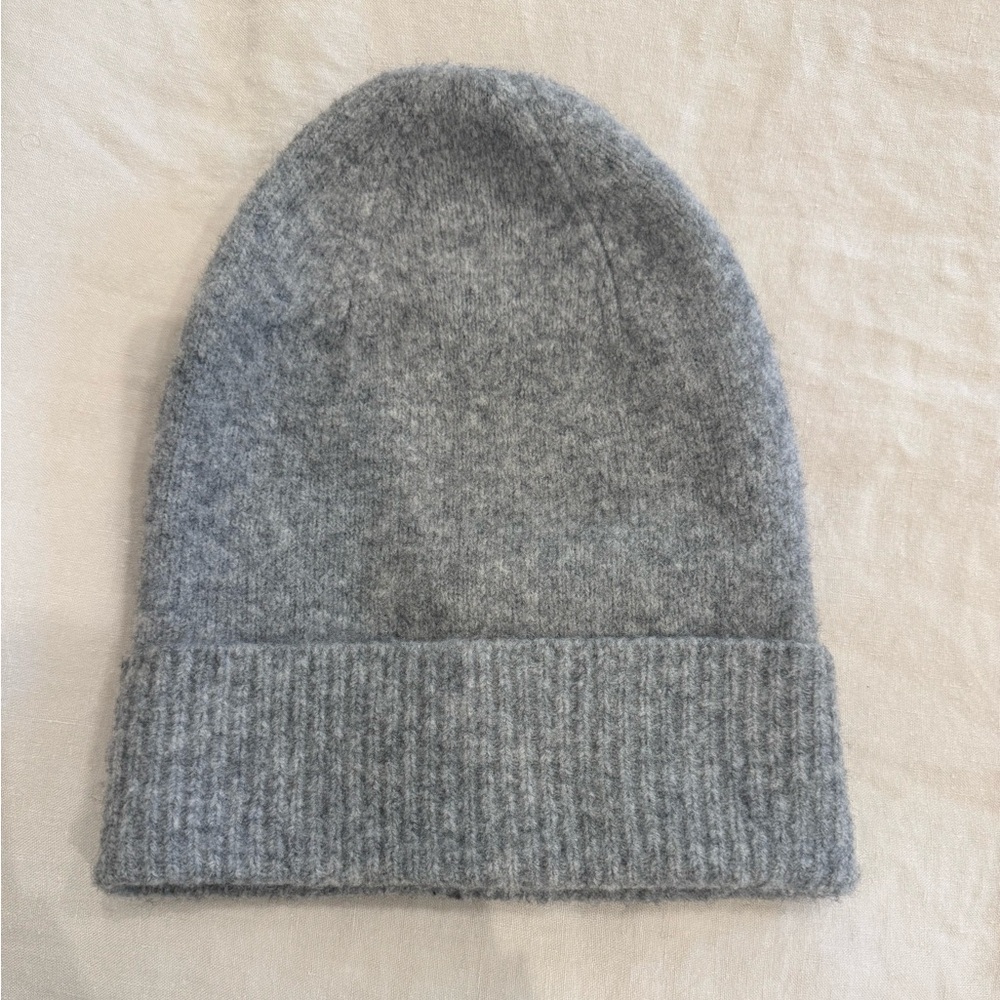 Gray aritzia babaton slouchy cashmere beanie in great condition